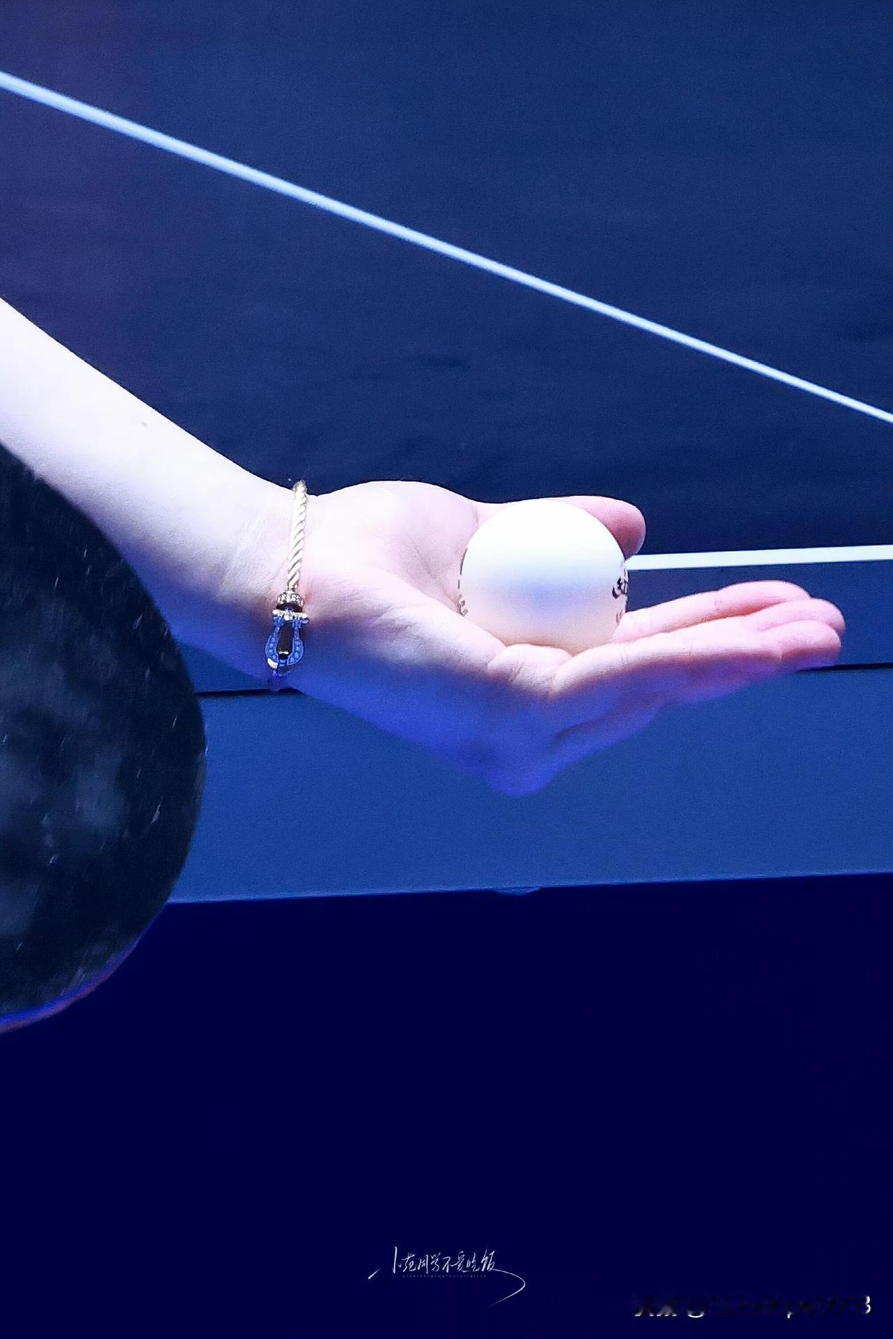 莎莎的小肉手太可爱了，手链这一次看清楚了。亚洲杯的第一场比赛，莎莎已经完成了