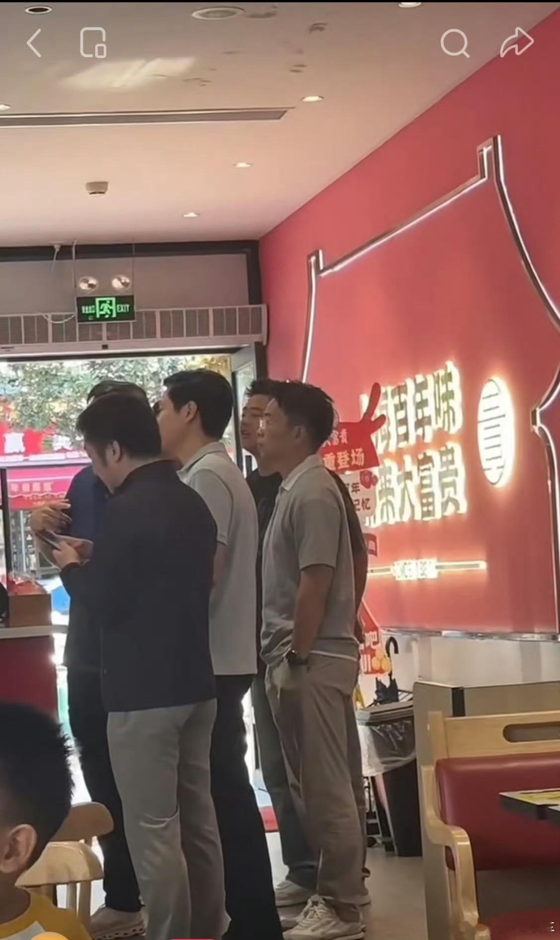 雷军上海吃早餐被偶遇这次接地气多了，没有专业的摄像团队了，也没有武汉那小女孩的真