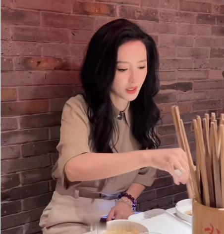 张萌孟子义米兰吃火锅张萌孟子义米兰约吃火锅啦。看到萌姐的一碗蘸料儿就知道这个