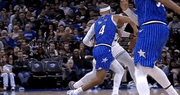 绿军当家球星杰伦-布朗真是太猖狂了！在今日凯尔特人对阵魔术的第三节比赛中，布朗突