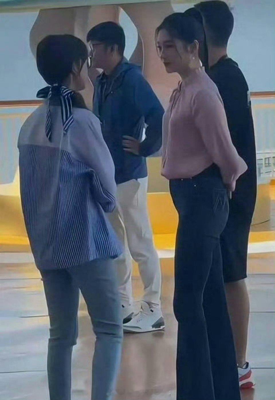 我去，关晓彤这个身材太离谱了吧，大长腿都快到别人腰了