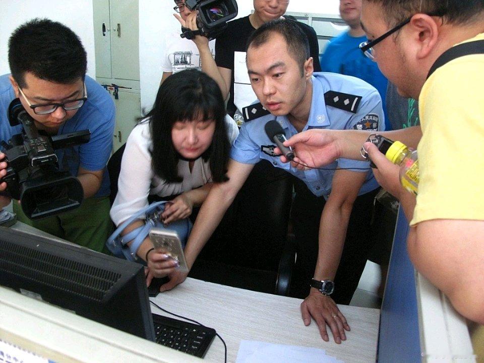 看这个新闻后背一阵发凉。在外求学的女大学生被涉洗钱的电诈套路缠了整整一个月，人身