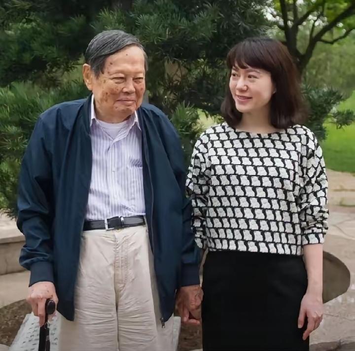 翁帆和梁安琪都是选择嫁给年龄比自己大很多岁的老公，可是梁安琪才是人间清醒呀，她帮