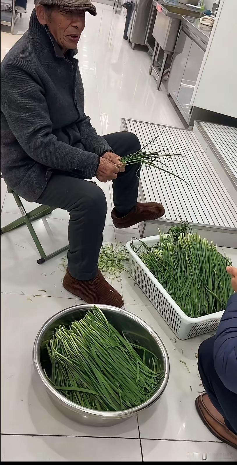 这老两口子有钱也不享清福，真的是劳动人民，这两位老人是京东老板刘强东的父母，两位