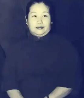 1965年，杜月笙的四姨太姚玉兰在外打牌时，顿感全身燥热，坐立难安，一时间她的心