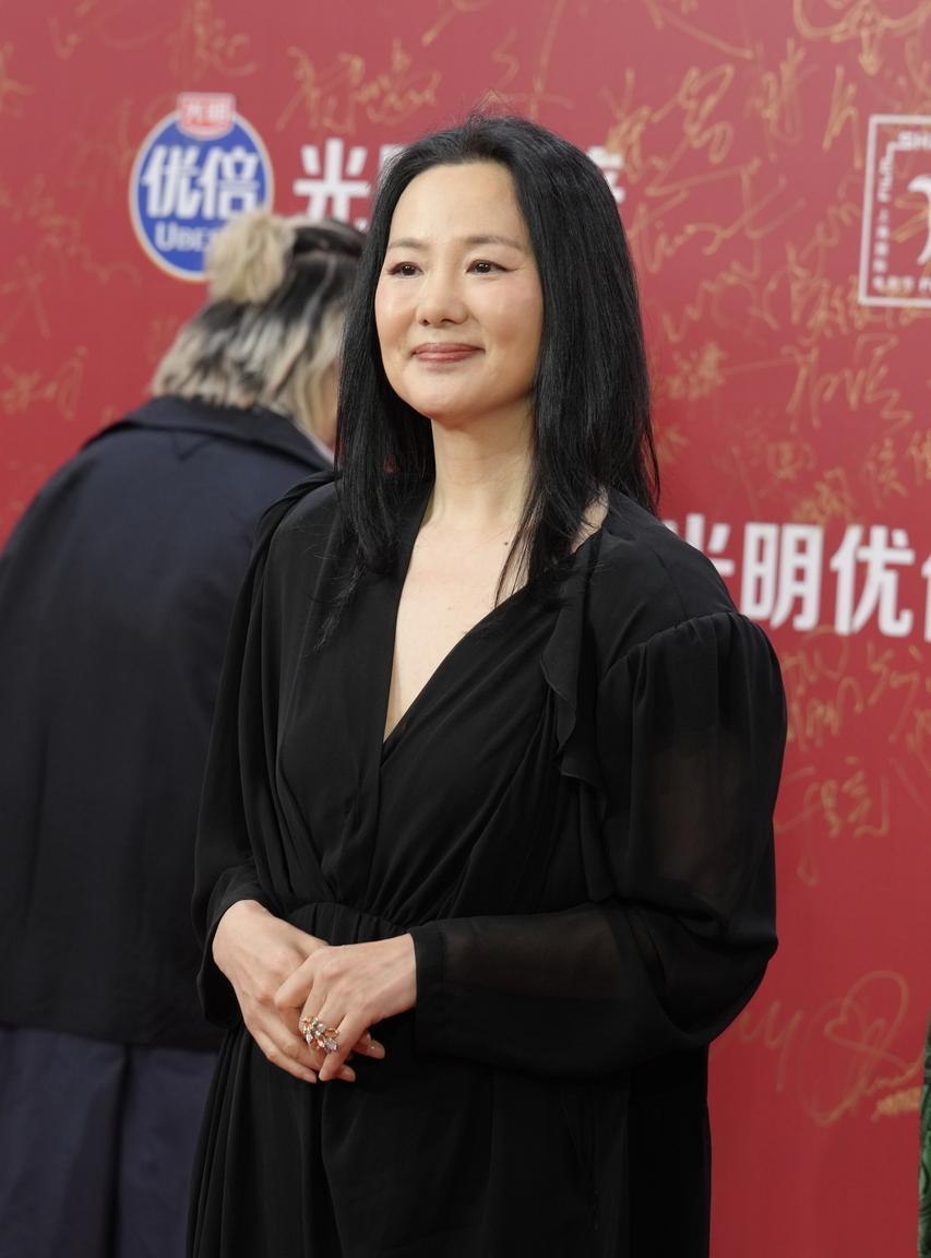 近日咏梅现身上海国际电影节，她这回穿了一件黑色的长裙，看起来年轻又漂亮。咏梅这