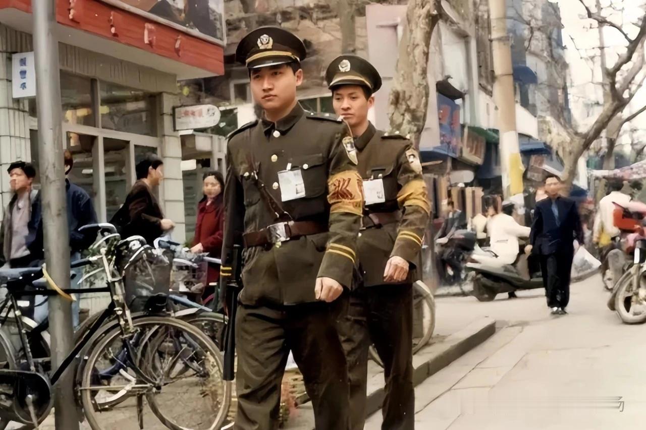 去校园销毁黄色书籍！上世纪90年代初，我曾在派出所工作，我们辖区有几家出租图书