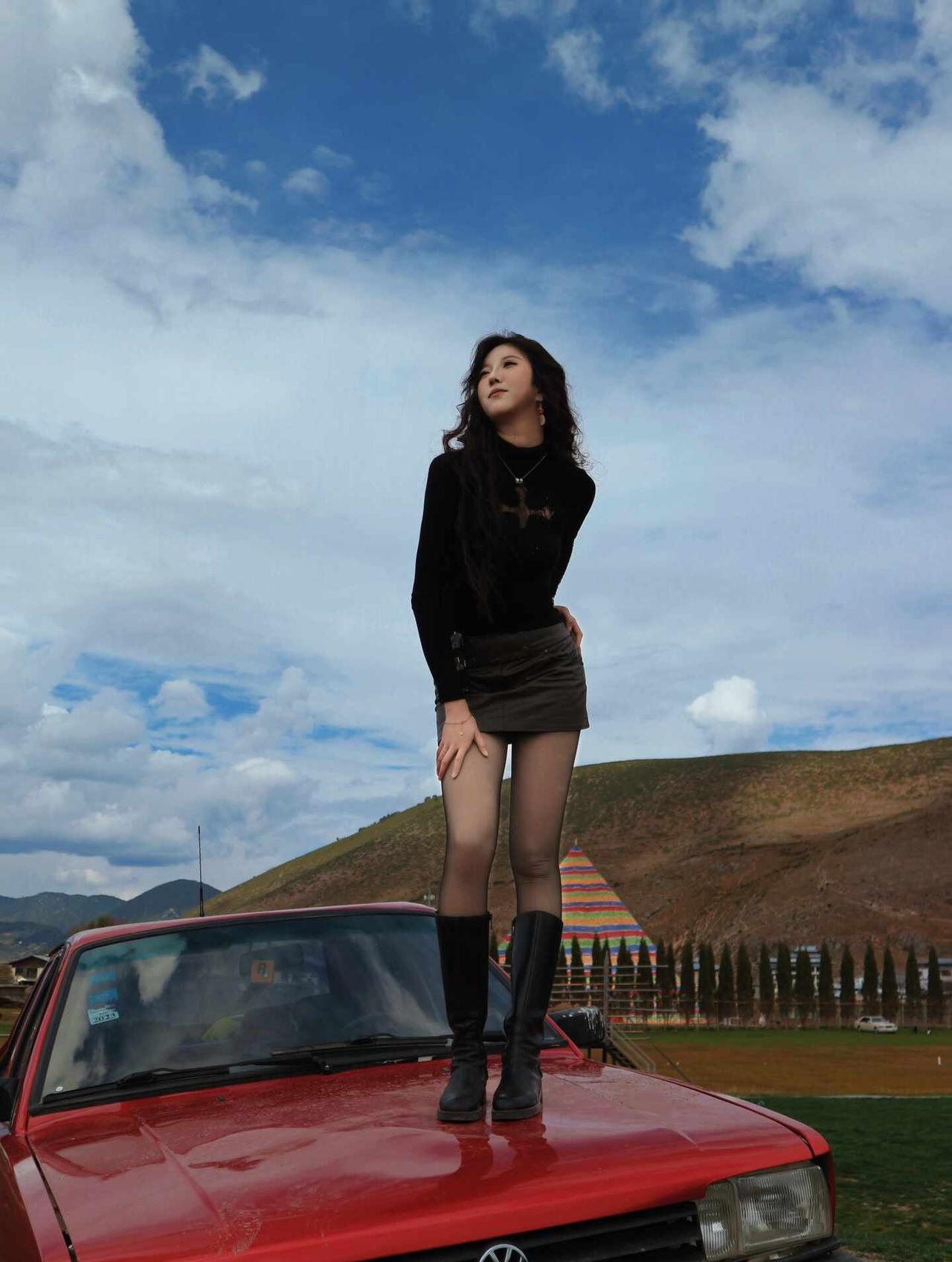 一整个被这辆红车硬控住了🚗胆大一点姐妹们直接站车上拍才帅当我的旅行变得随性