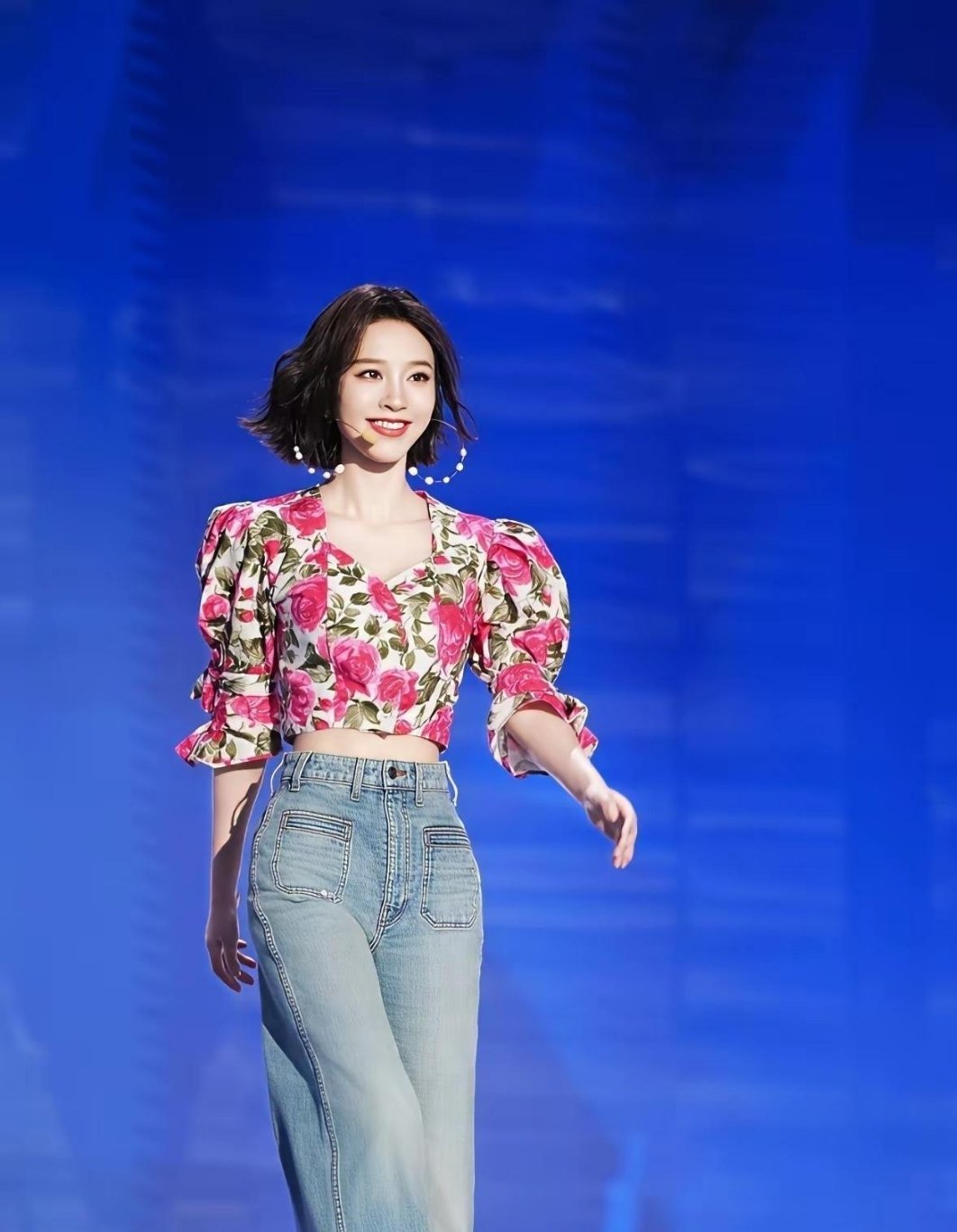 唐艺昕舞台造型碎花泡泡袖短上衣配阔腿牛仔裤，完全甜妹来的吧！​​​