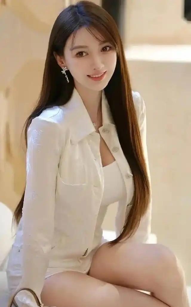 叶珂官宣与黄晓明分手，二人育有一娃。退网8个月后再直播，3小时带货超500万！如