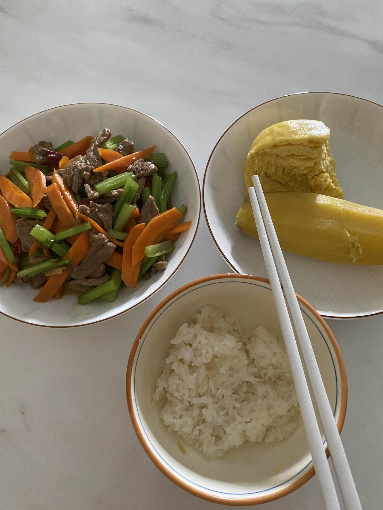 我正过着一种成本极低的生活。中午一个人在家吃饭，炒一个菜，中饭吃一半，留一半
