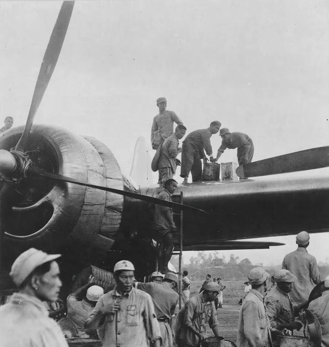 1944年，成都新津机场的B-29轰炸机起飞轰炸日本钢铁厂前，中国人带着漏斗爬上