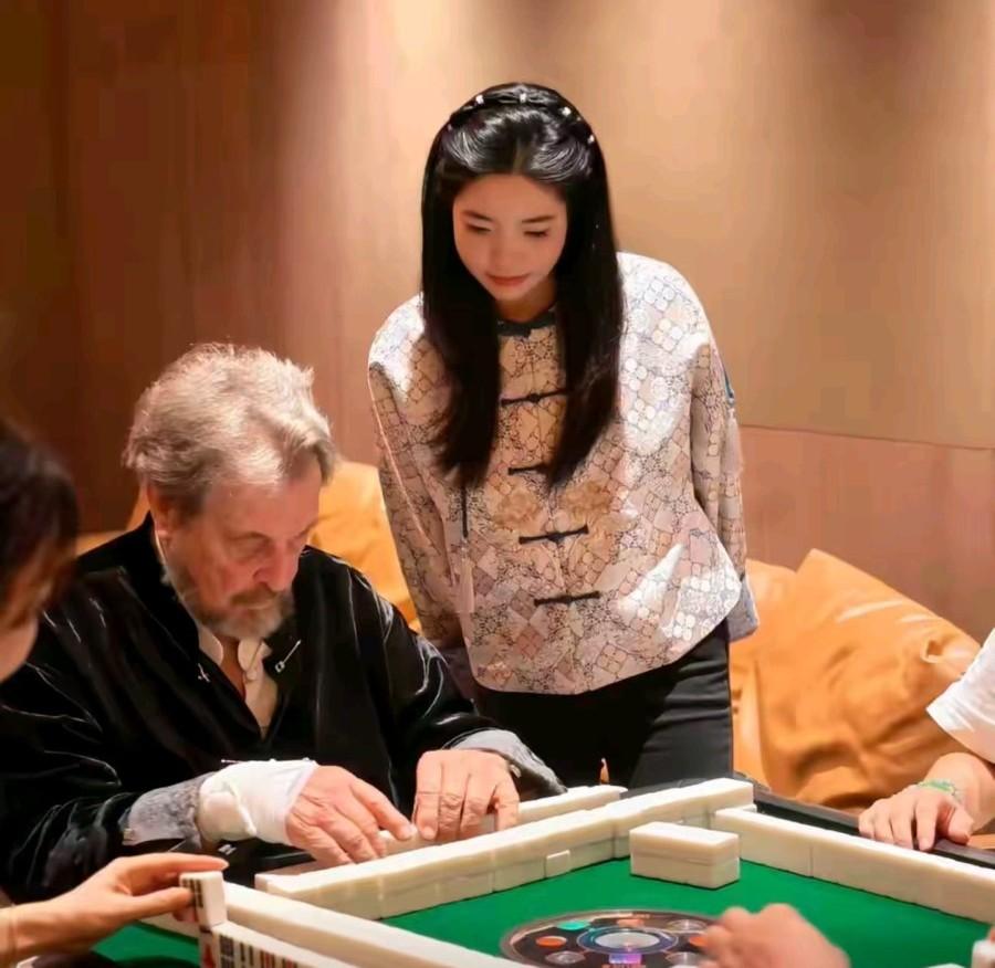 这位在上海陪在80岁的埃罗尔·马斯克（马斯克的爸爸）身边的中国姑娘是翻译吗？