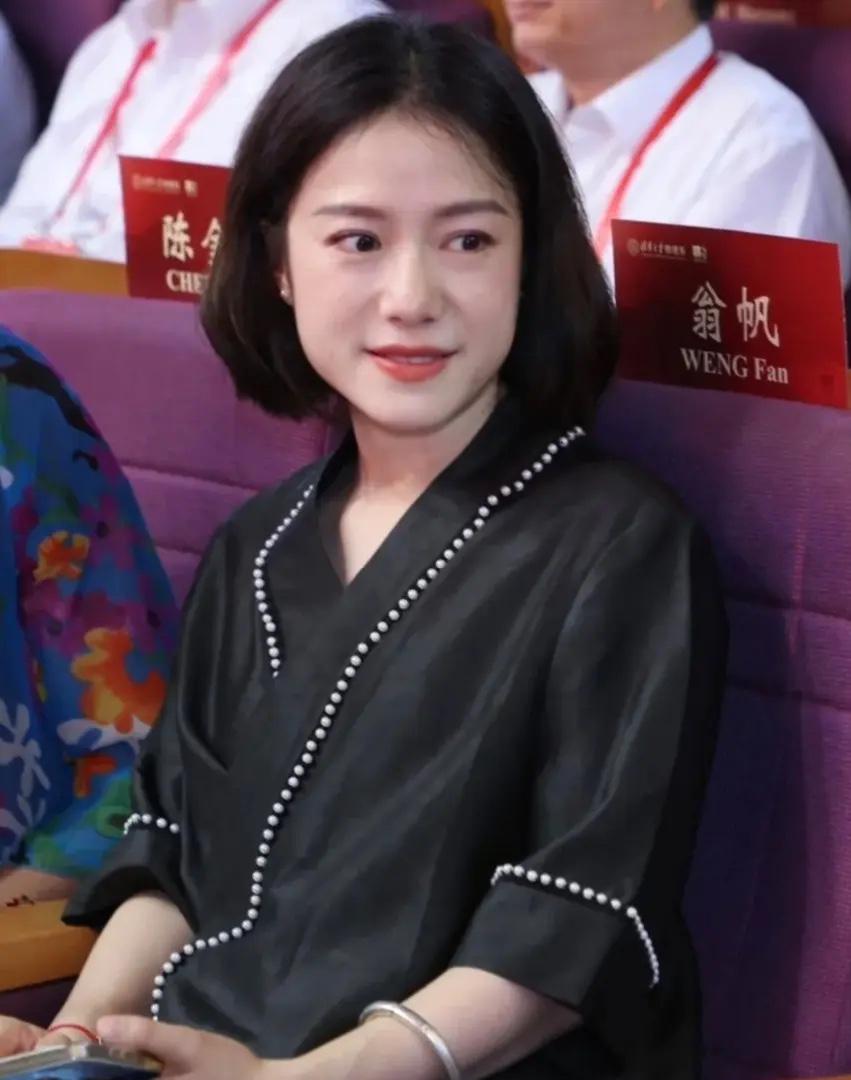 翁帆现在好漂亮啊，气质特别好，我不说的话你能看出来她50岁了吗？说是30岁都不过