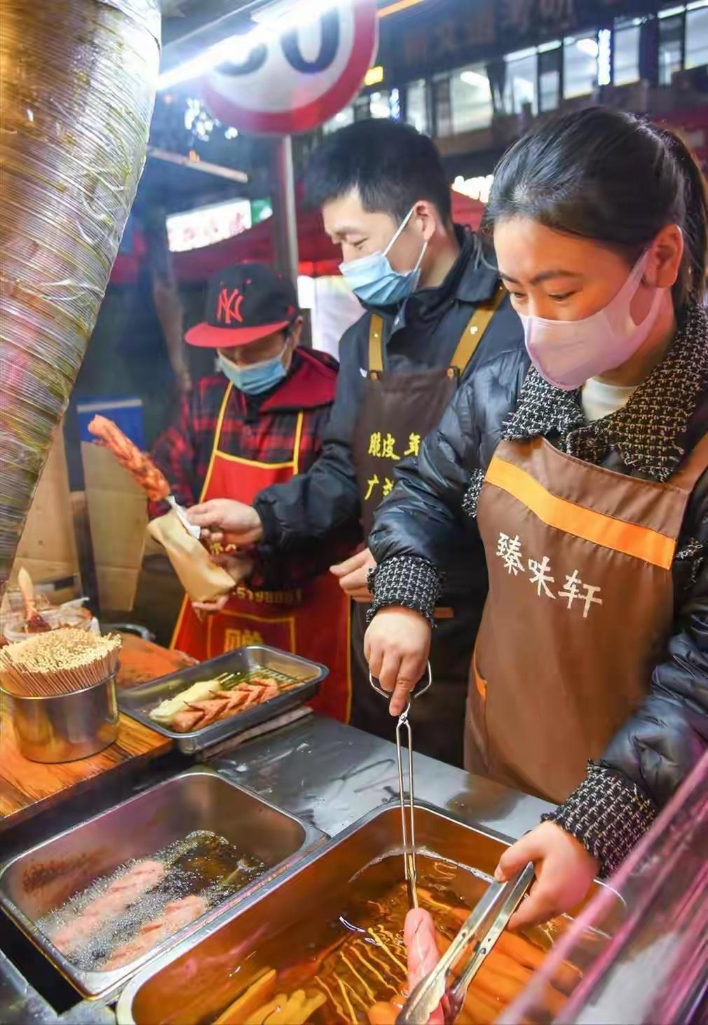 湖北荆州夫妻太拼了！在高校旁摆摊8年，每晚炸1100多根淀粉肠、500多块年糕，