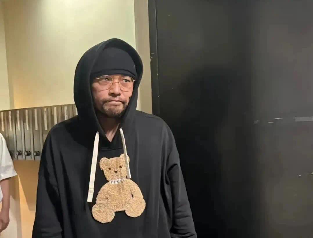 周杰伦被爆已抗“癌”20年其好友爆料周杰伦病后如80岁的老人移动几米都要