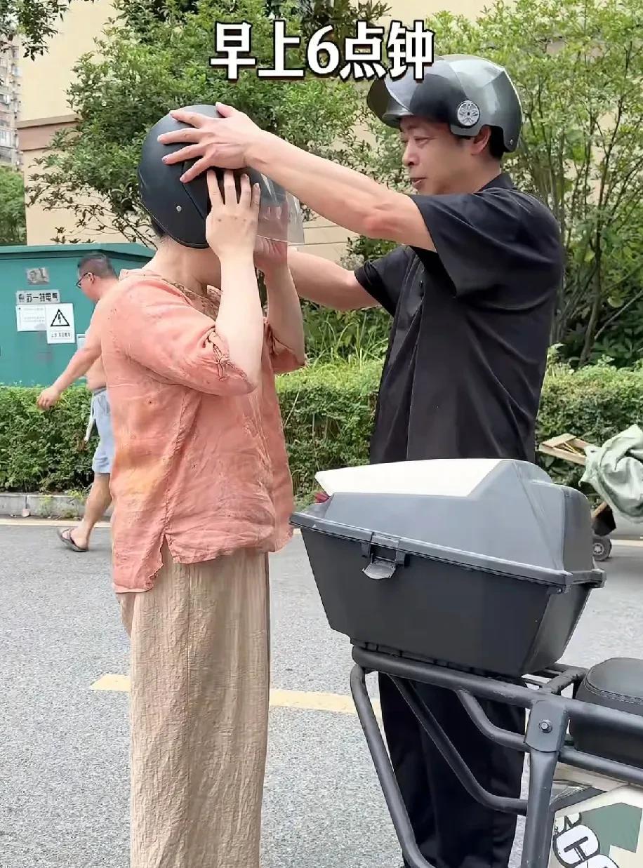 刷到许妈和姚爸的视频。两个人很是恩爱。早上6点两口子出发到菜市场买菜。姚爸