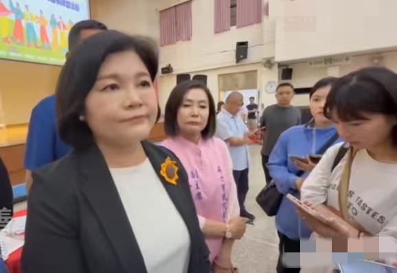 台湾地区云林县长张丽善说非常乐见，国台办今天公布十项惠台措施，她说全世界最大的消