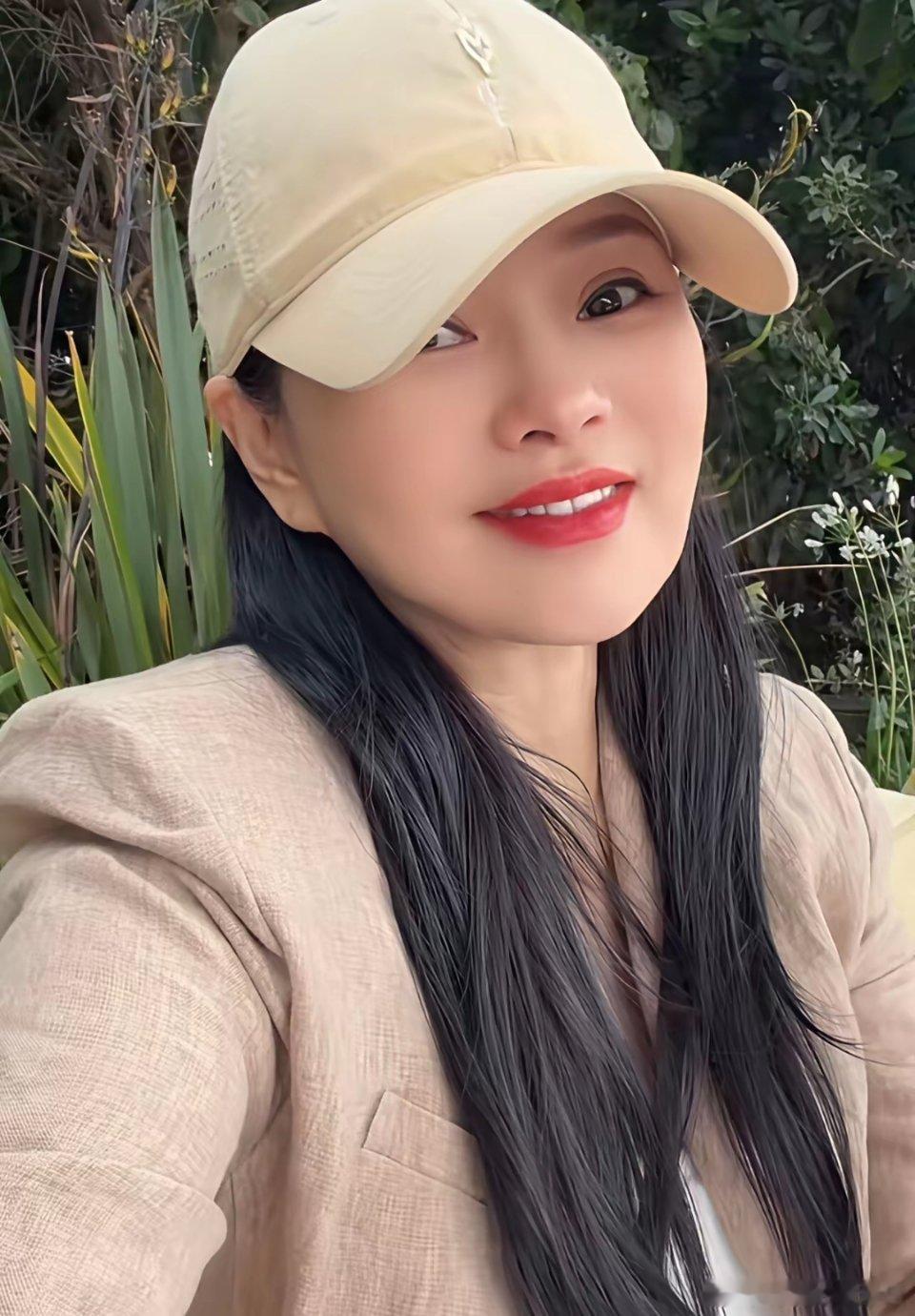 伊能静和10岁女儿在巴黎度假，母女俩就住在巴黎铁塔旁边，民宿内部装修得像古堡一样