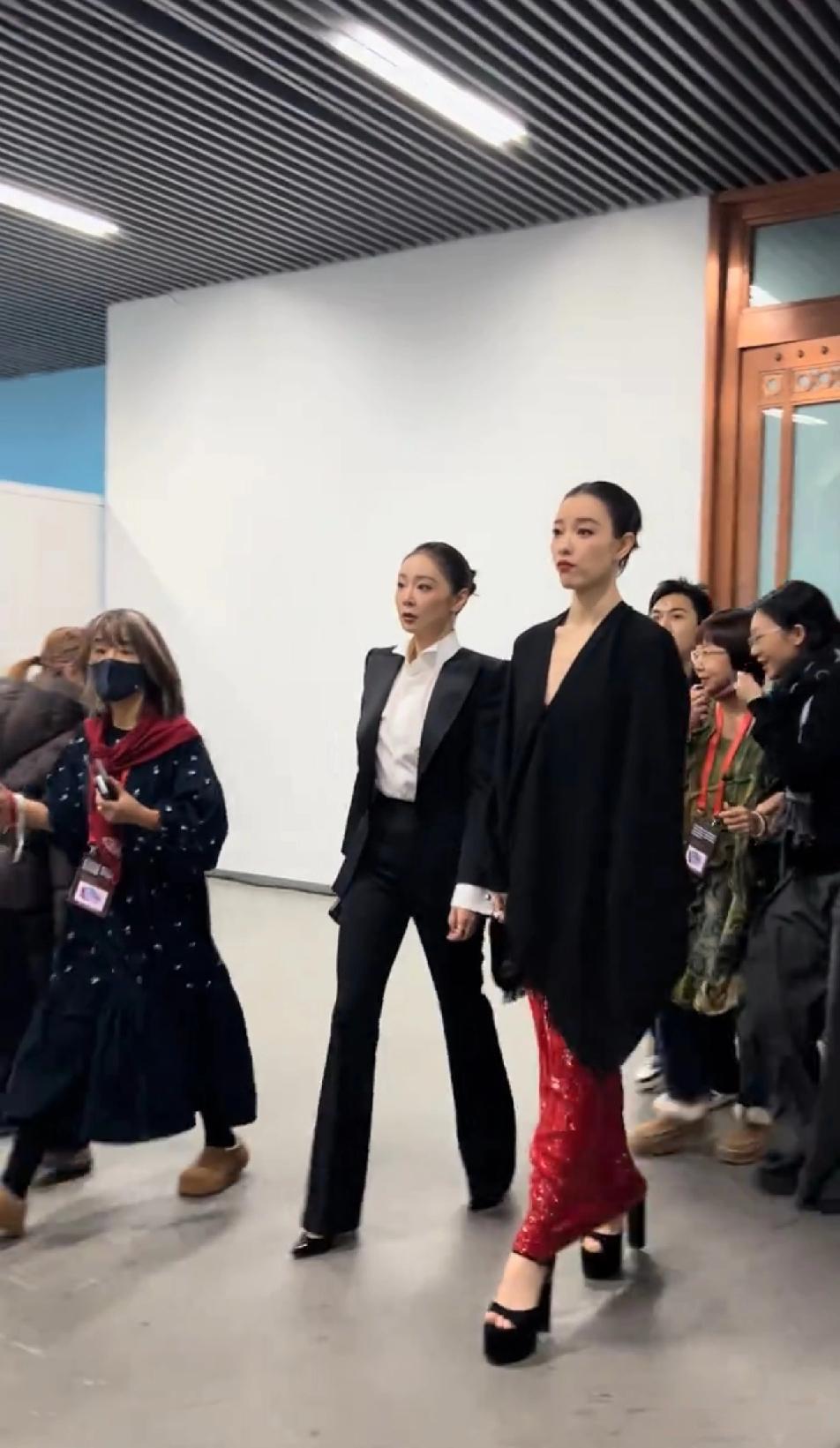 2023年2月，倪妮与高叶参加某25周年庆典，两人在活动后台的画面。当时，高