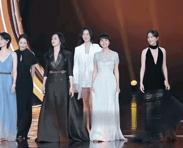 这么多美女一起出来，最让人赏心悦目的还是袁泉。这6个人中，她个子不是最高的，长