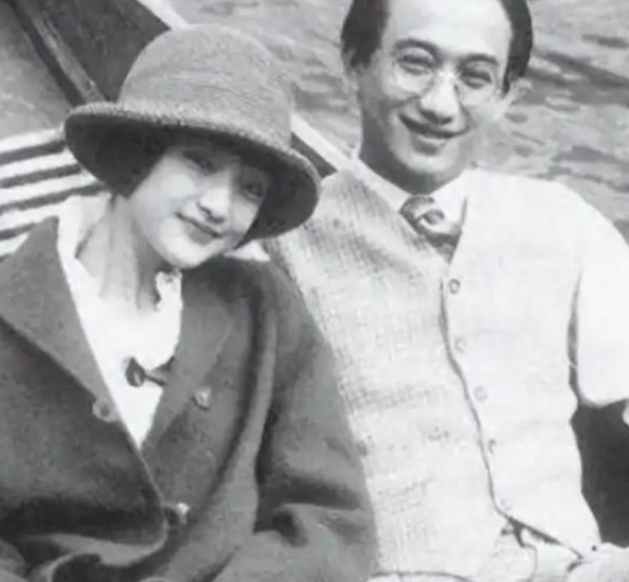 虽然徐志摩嫌弃张幼仪土气，但晚上却仍然跟她行“夫妻”之事，张幼仪晚年也曾回忆说：