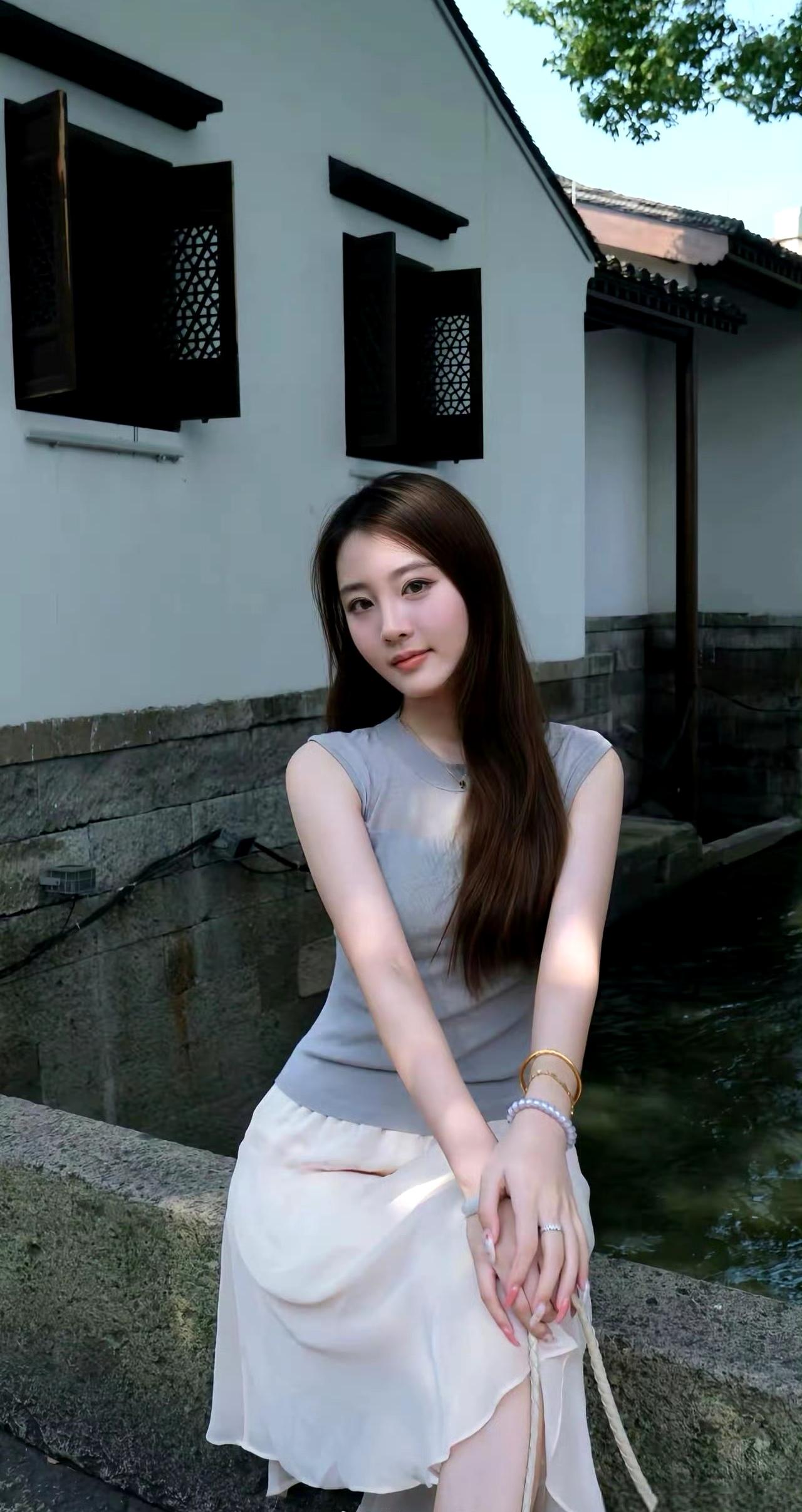 温婉娴静，在古典的园林边散发着穿透时光的温柔。一眼沦陷的神级美图甜美温柔气质