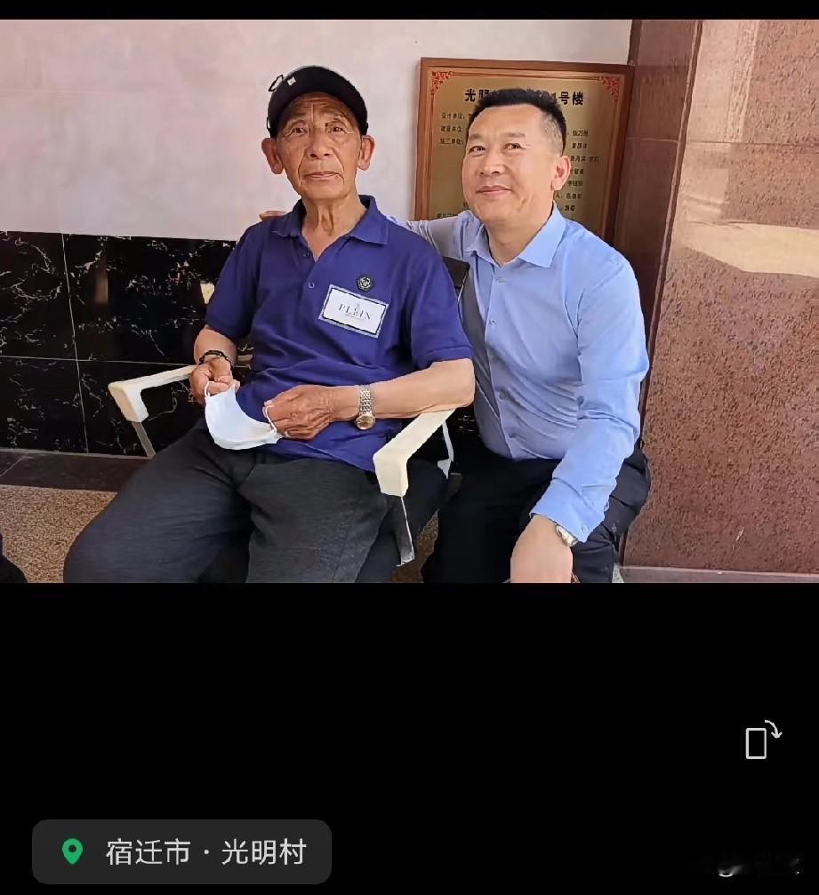 普通的老两口怎么生出了这么有才华的明星儿子呢？刘强东父亲：父爱如山。东哥母