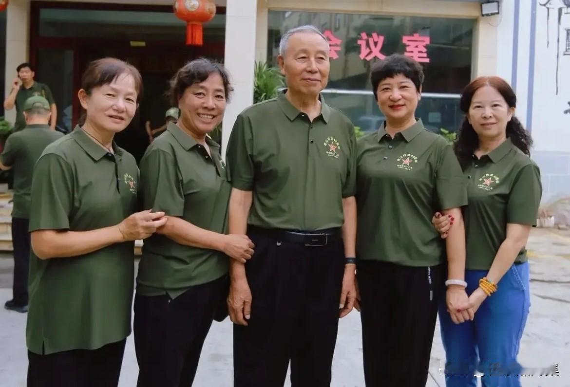 2024年9月，32师老山防御作战40周年纪念活动时，32师师长刘玉尊（中）与参