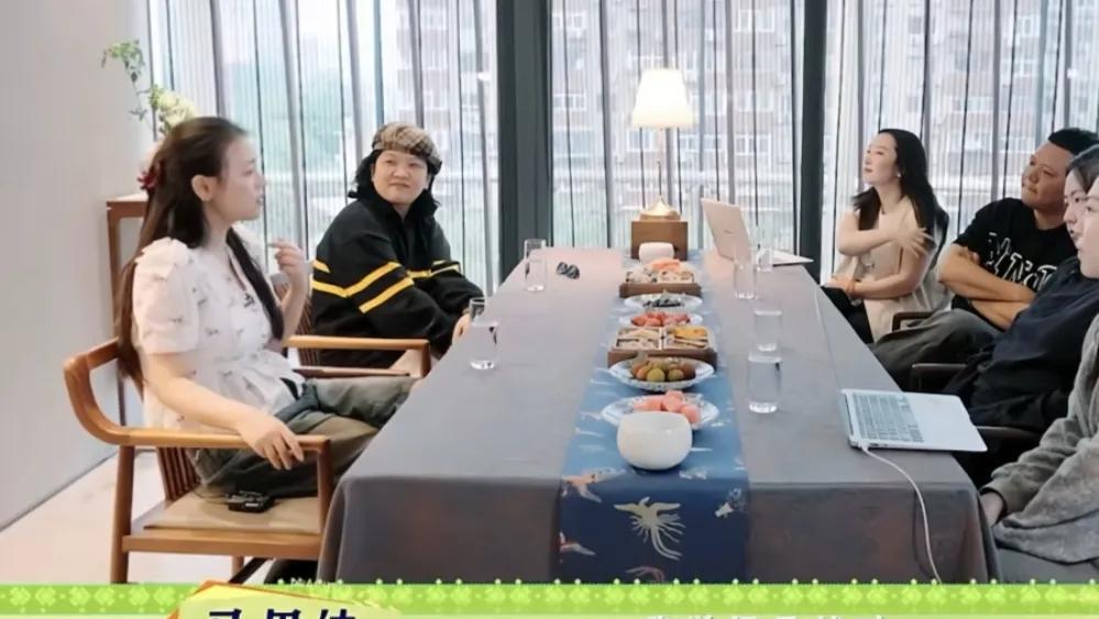 马思纯谈上真人秀原因，说：“我觉得是战胜曾经可能那个被打败了的自己，近两年自己的