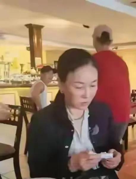 那英现身英国伦敦一餐厅，真实素颜出镜的她，气质相貌还没有跳广场舞大妈漂亮。现在的