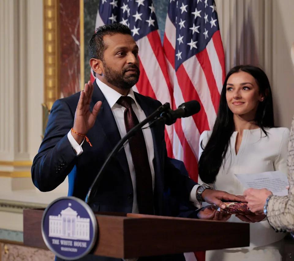 【FBI局长乘坐政府专机观看女友唱歌】（独立报）FBI局长卡什·帕