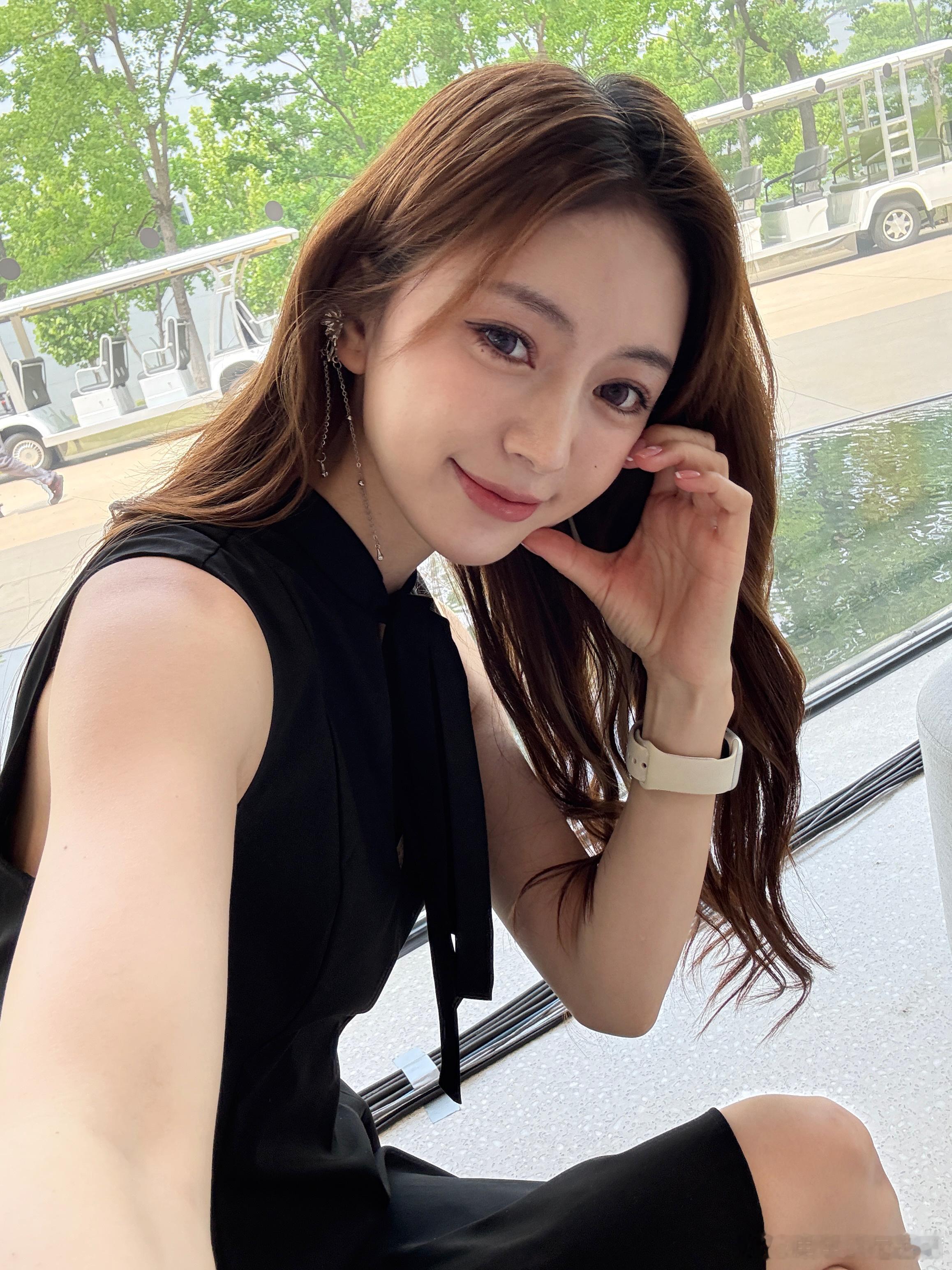 我已到达哈哈碰到彩排偷拍一张～今天全新ec6，es6上市发布会期待斌哥会给什么惊