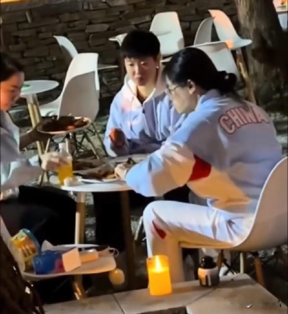 原来莎莎是“小吃”爱好者!有网友偶遇在街边吃小吃的莎莎，一起的还有好友佳佳和