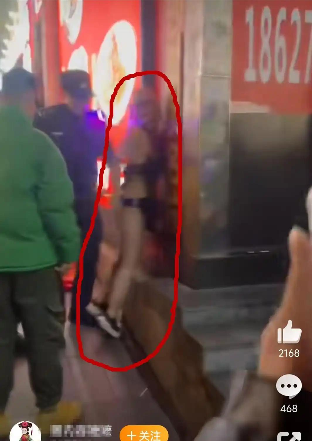 真是林子大了，什么鸟都有！湖南长沙，一对男女，凌晨时分在一家火锅店门口，做着