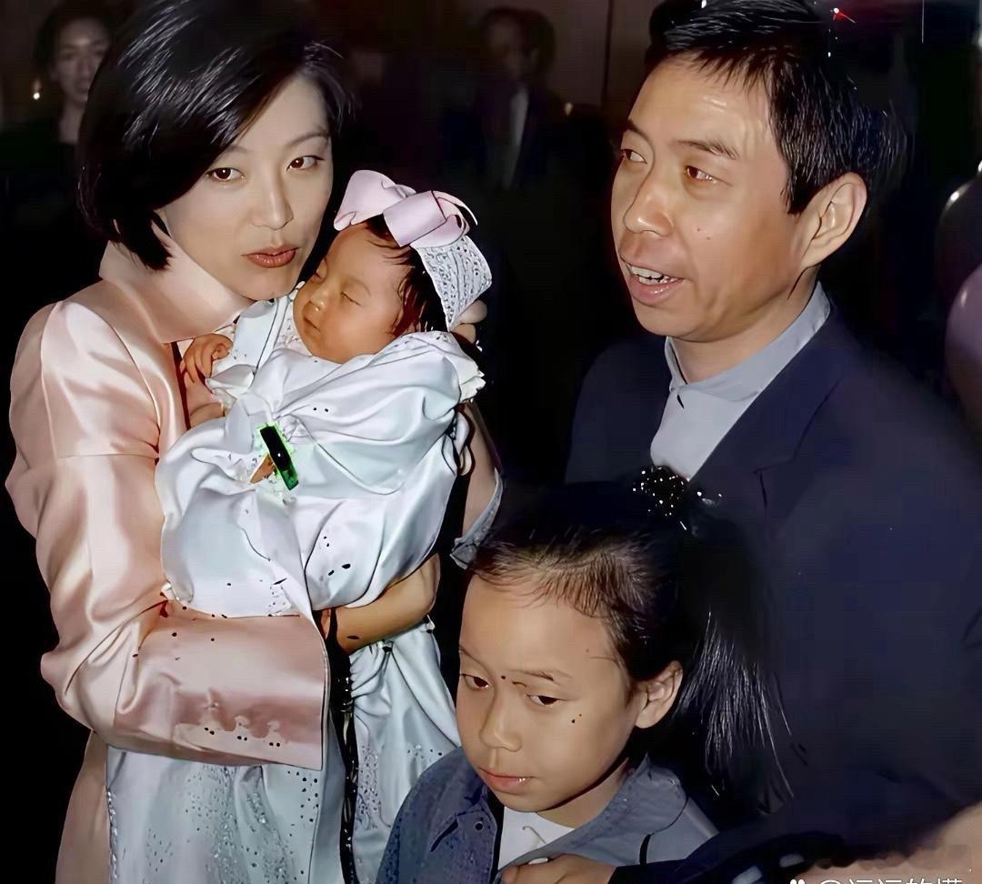 1996年，林青霞一家四口的合影，那年她42岁，刚刚产下头胎。