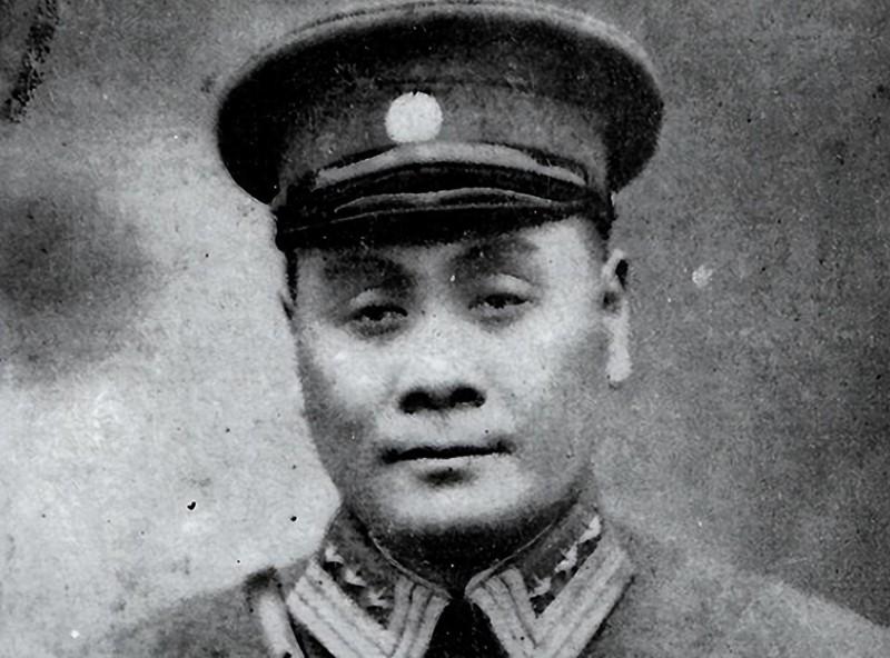 1949年，国军上将潘文华决定起义，却发现七姨太是特务，为了不打草惊蛇，他对七姨