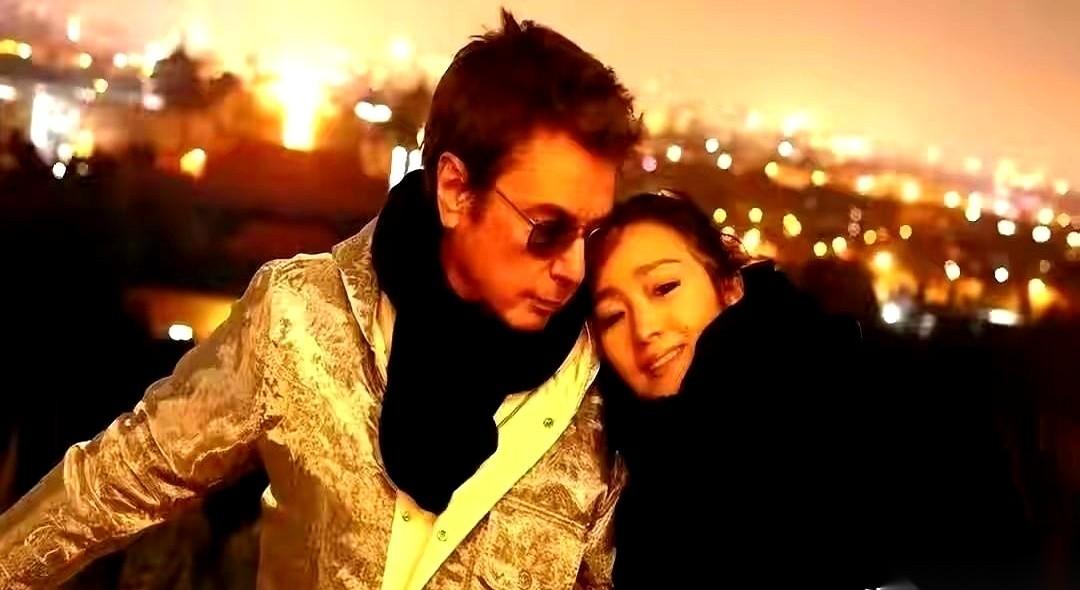 很多人盯着巩俐4万的包，13万的戒指。我看到的，却是一个59岁的女人，终于可以