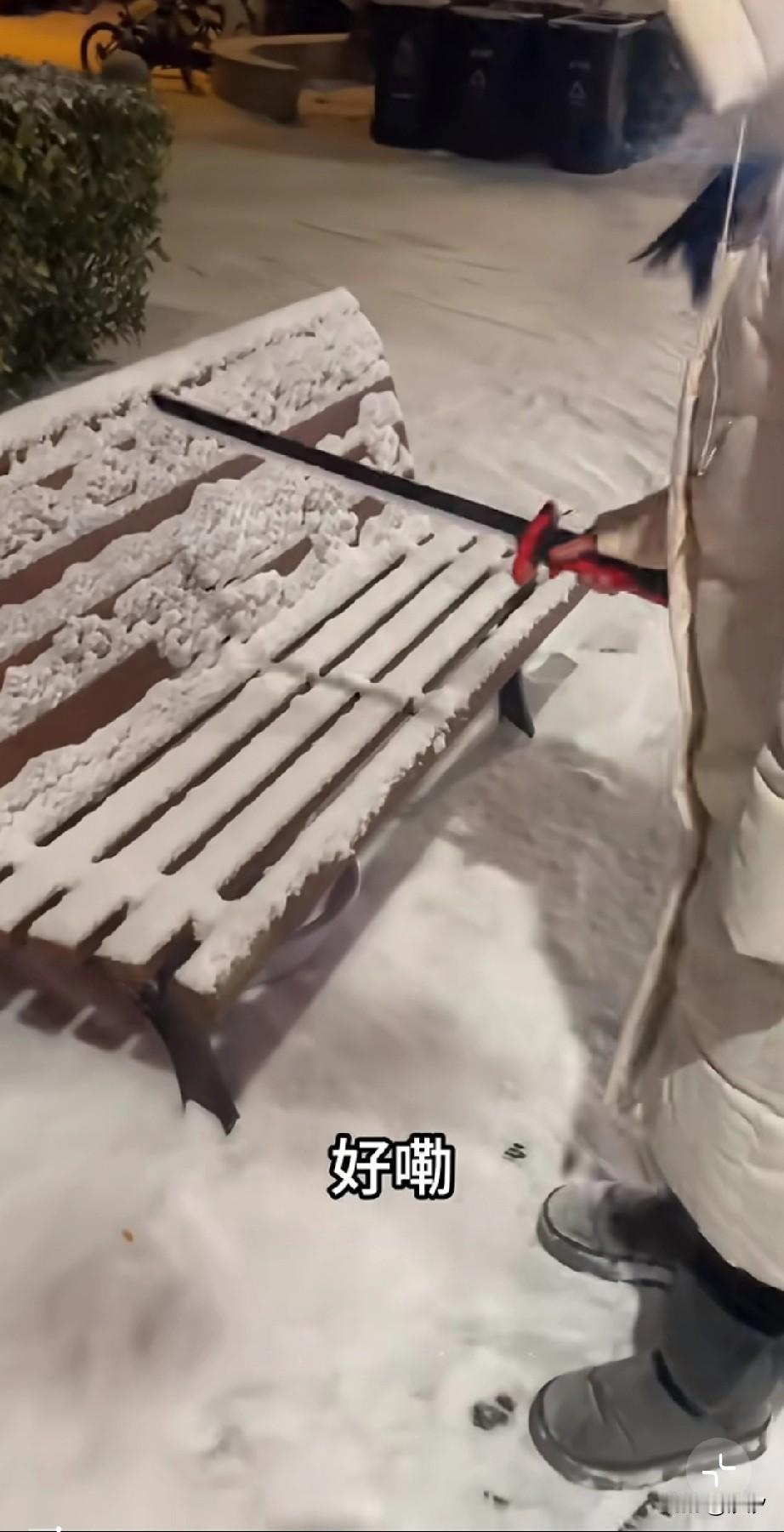 离谱了，一下雪路上都开始卖霉豆腐了，小红书上面热搜第一名，有人火了之后就带动