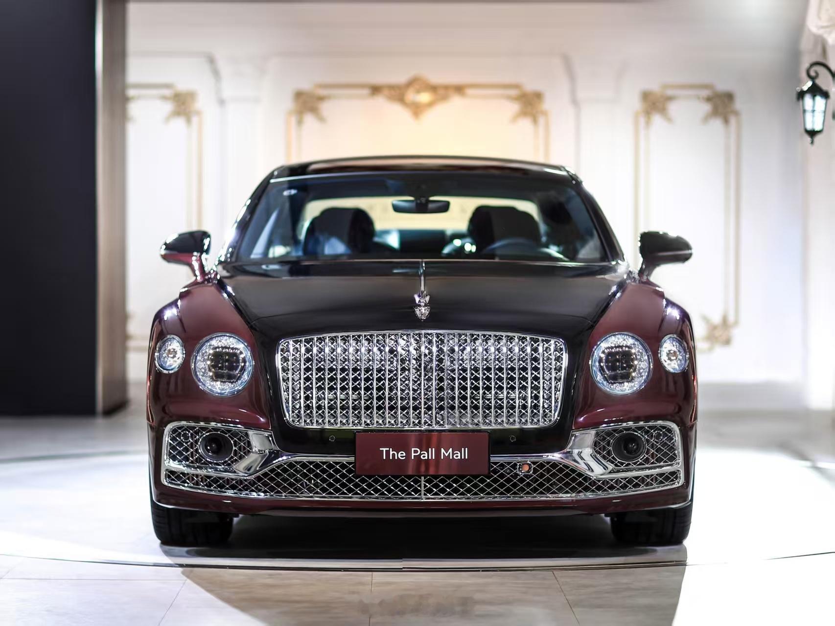 同样是镀铬大格栅，一个是配角，不喧宾夺主；另一个，很难评