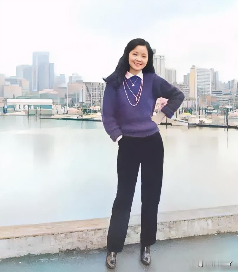 上世纪七十年代末，加拿大，一代歌后邓丽君站在湖边的留影老照片。笑容甜美，高贵优雅