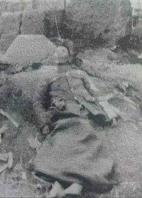 一张罕见老照片，1946年戴之奇师长兵败自尽，他本是黄埔四期毕业生，抗战时参加