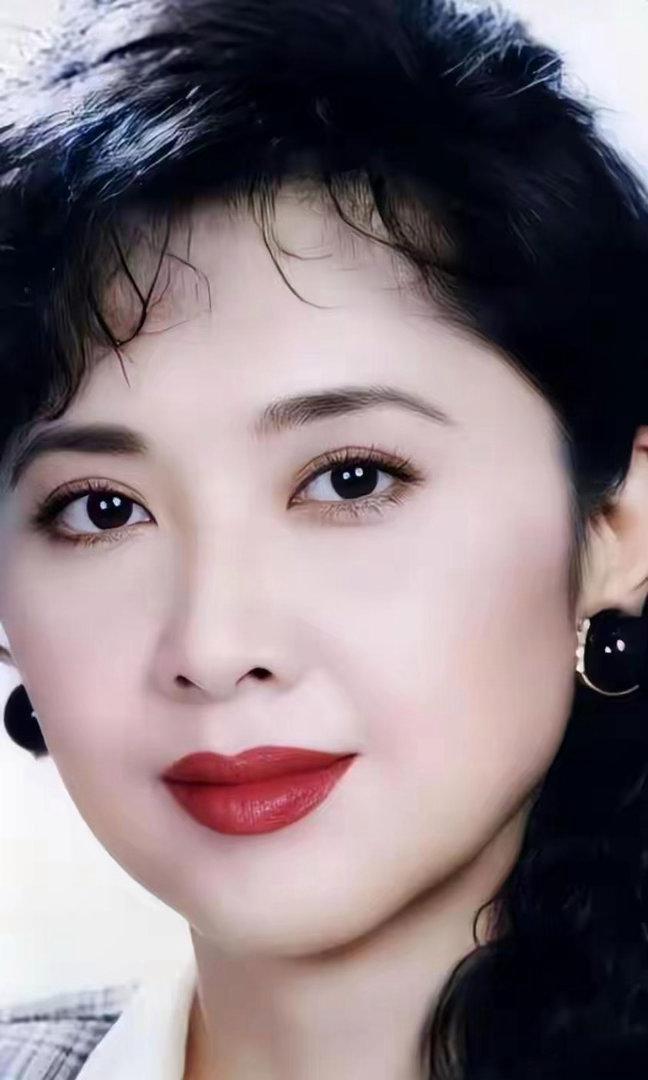 朱琳的容貌温婉大气，自带独一份古典气韵，美得让人难以忘怀。