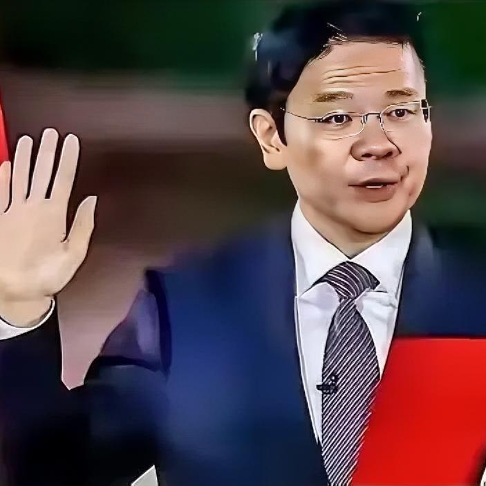 听了新加坡那位总理黄循财的这番话，实在忍不住想问一句：哪来的自信呀？近日，黄