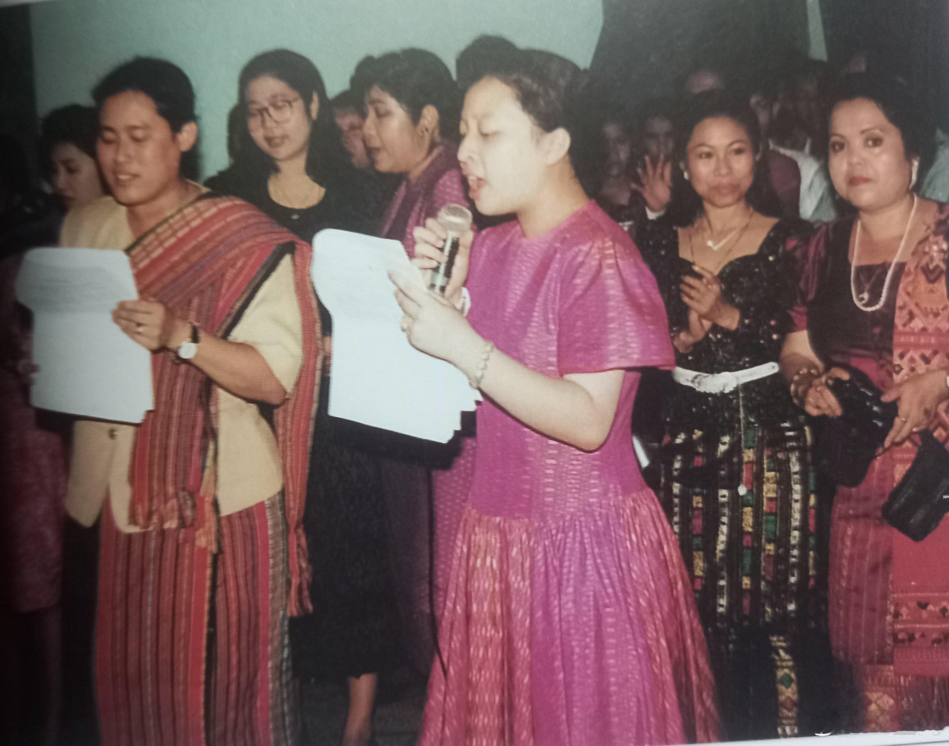 泰国王室🇹🇭回忆篇：工作好搭档，1996年诗琳通公主和侄女帕查拉公主在基层