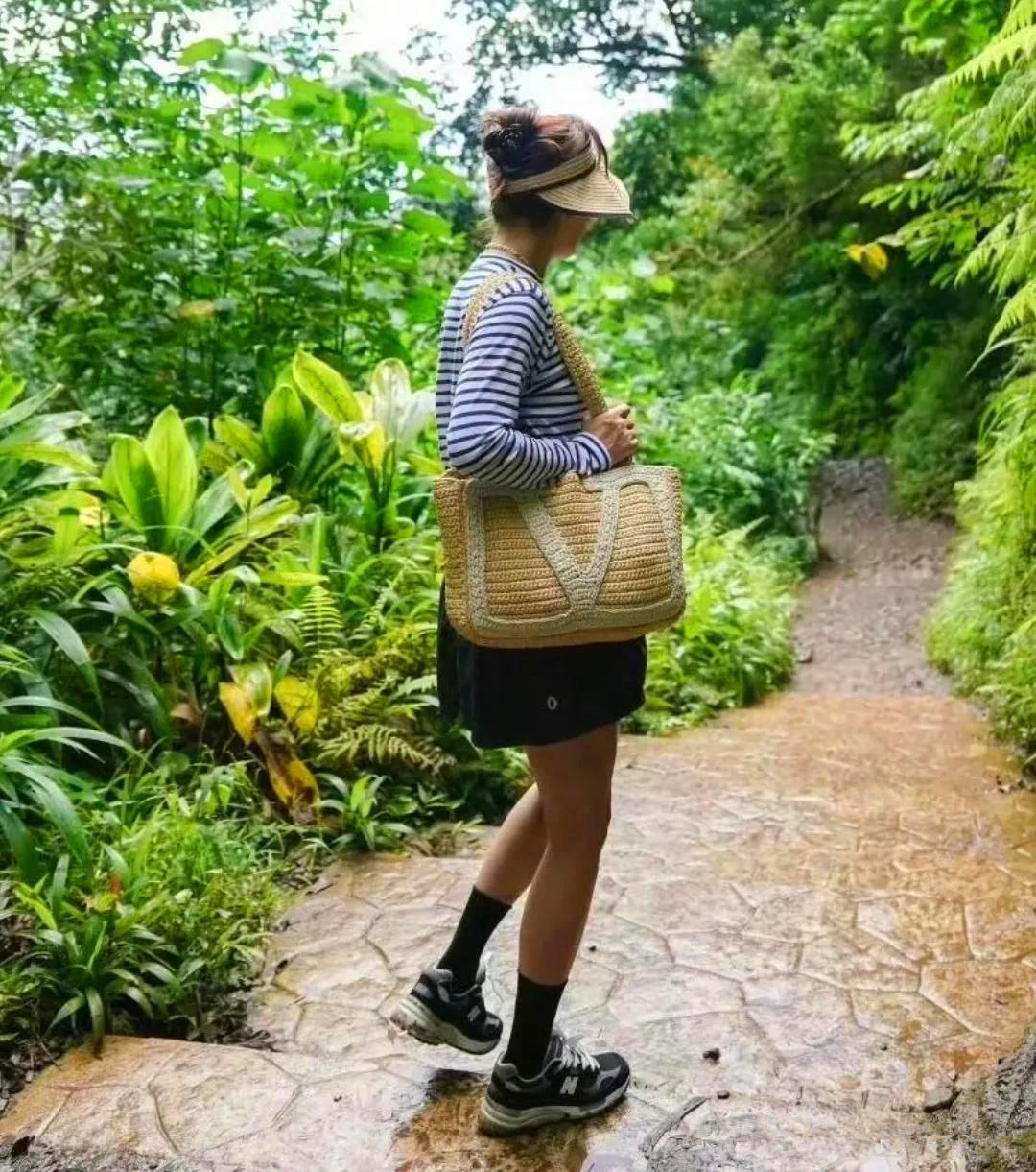邓超他们一家这个暑假过得是真充实。从七月初开始，就带着俩孩子在美国待着，先是在海