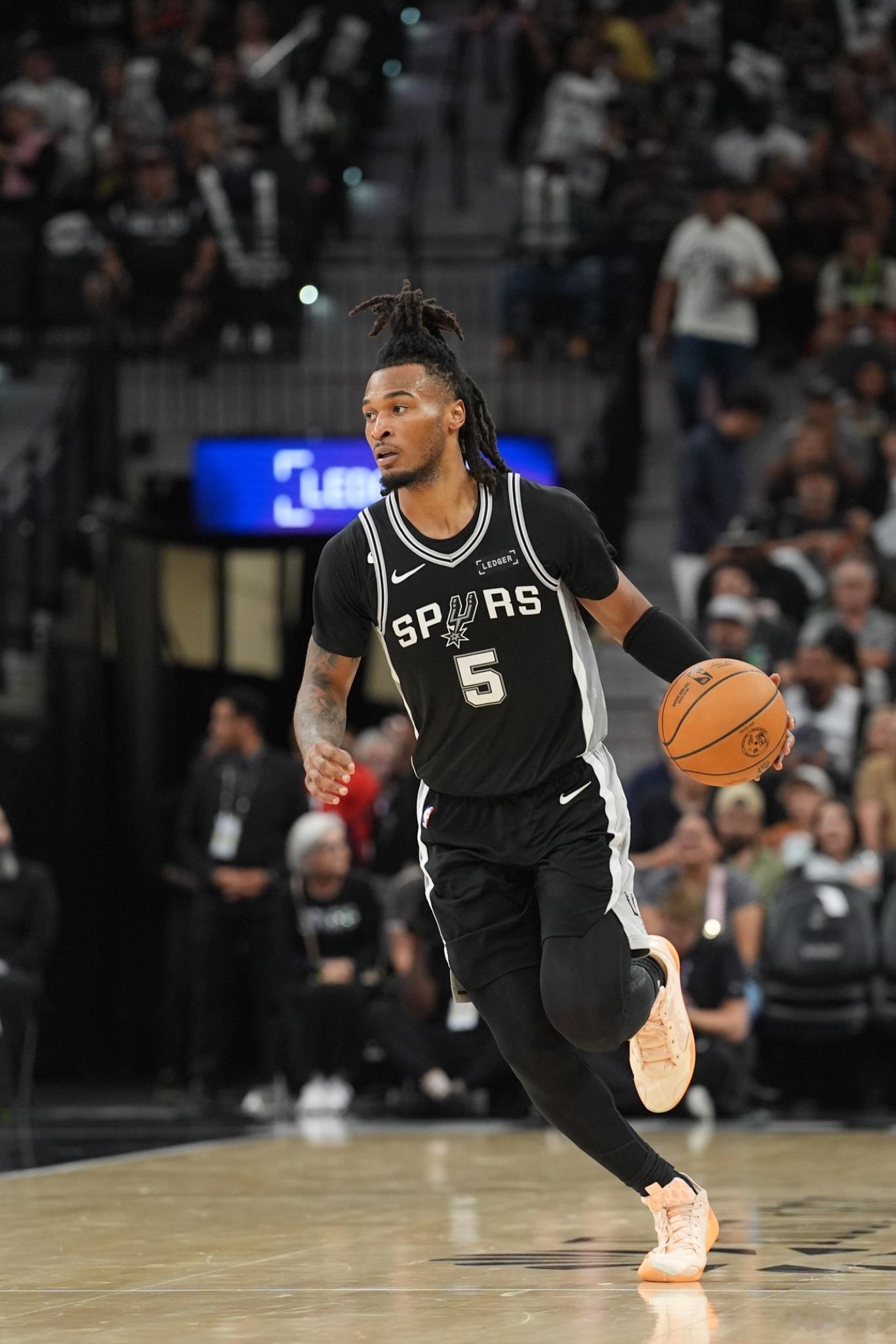 斯蒂芬·卡斯尔遭遇左髋屈肌拉伤，将在1-2周后接受重新评估。这位二年级生本赛季已