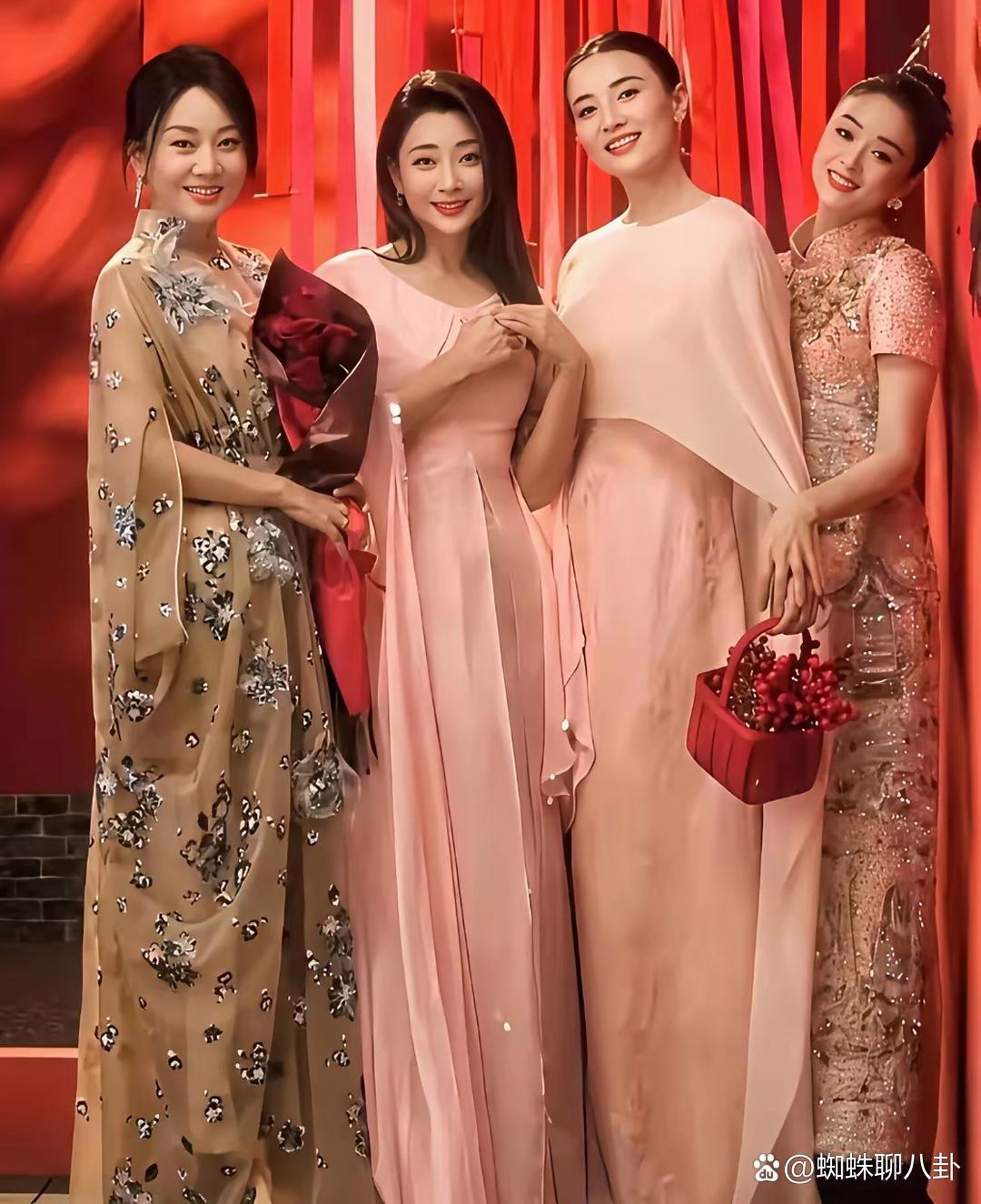 蒋欣，被挤在了角落里，她是这四大美女里，身材最瘦，脸最小的一个