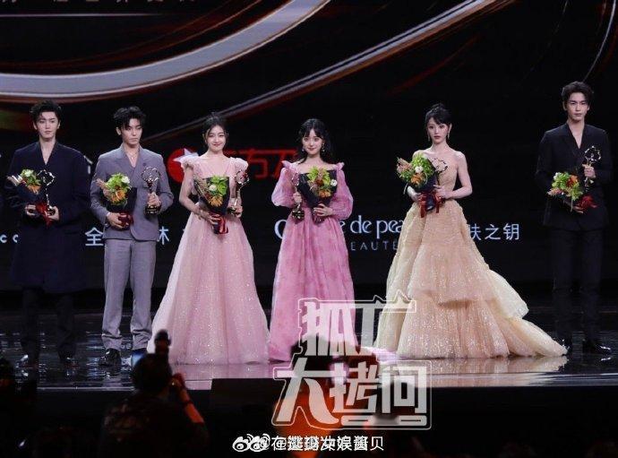 张凌赫这张合照真的有点吓到我了，他身高是不是快接近2米了？