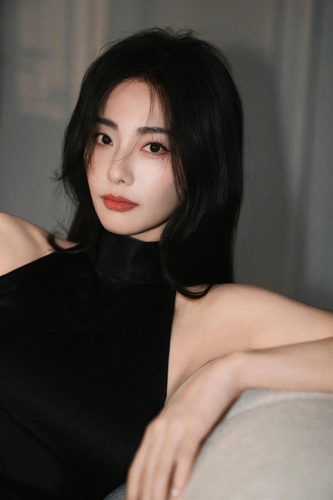 张嘉倪：于光影里，一袭黑裙勾勒独属于她的松弛与张力​​​